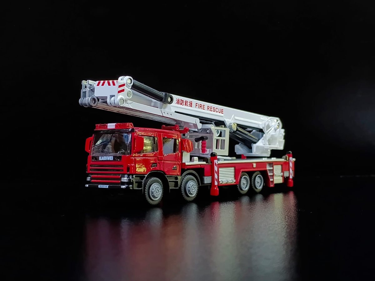 Camión de Bomberos con Escalera blanca