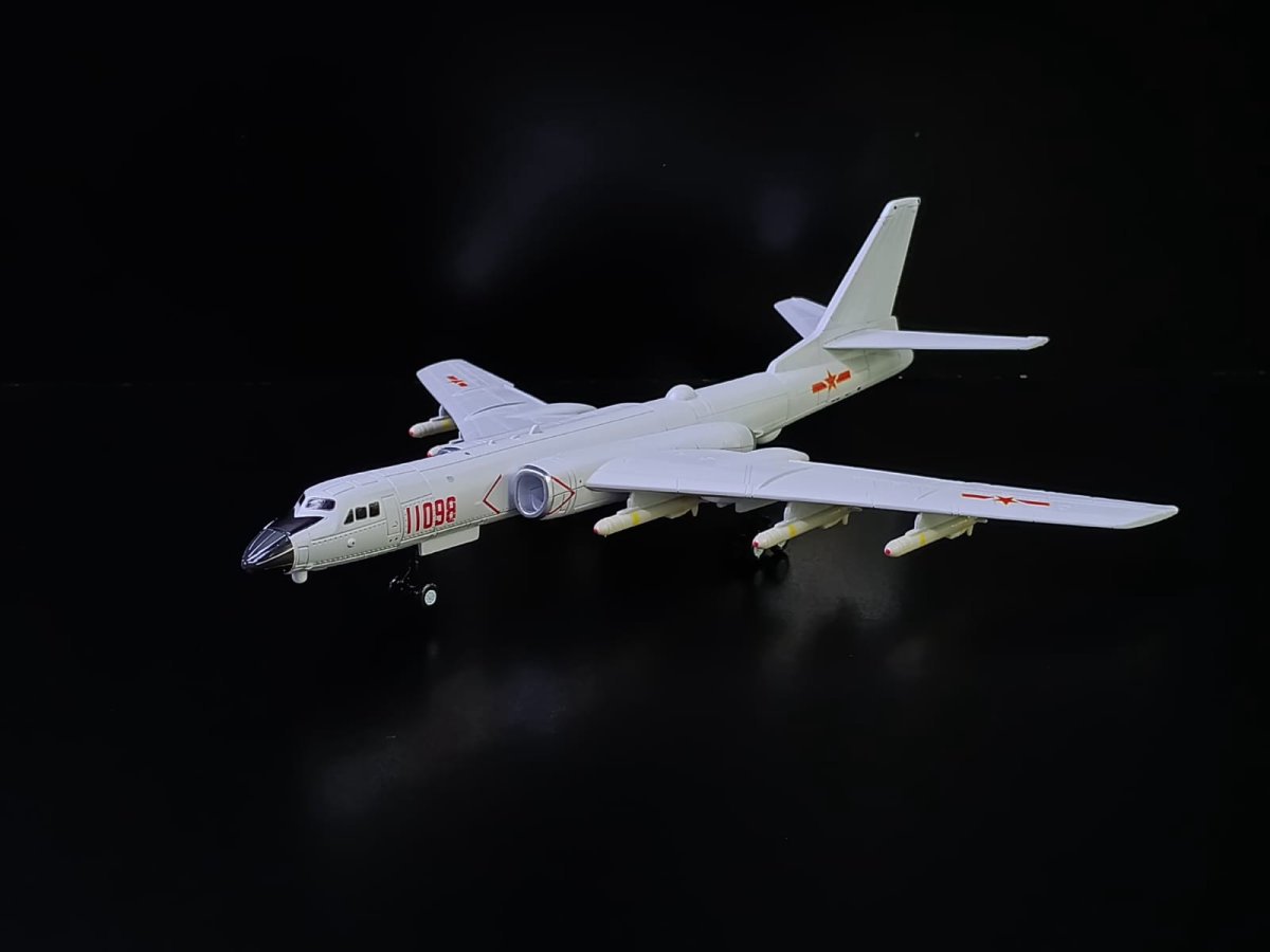 Avión bombardero de estrategia – 1:144