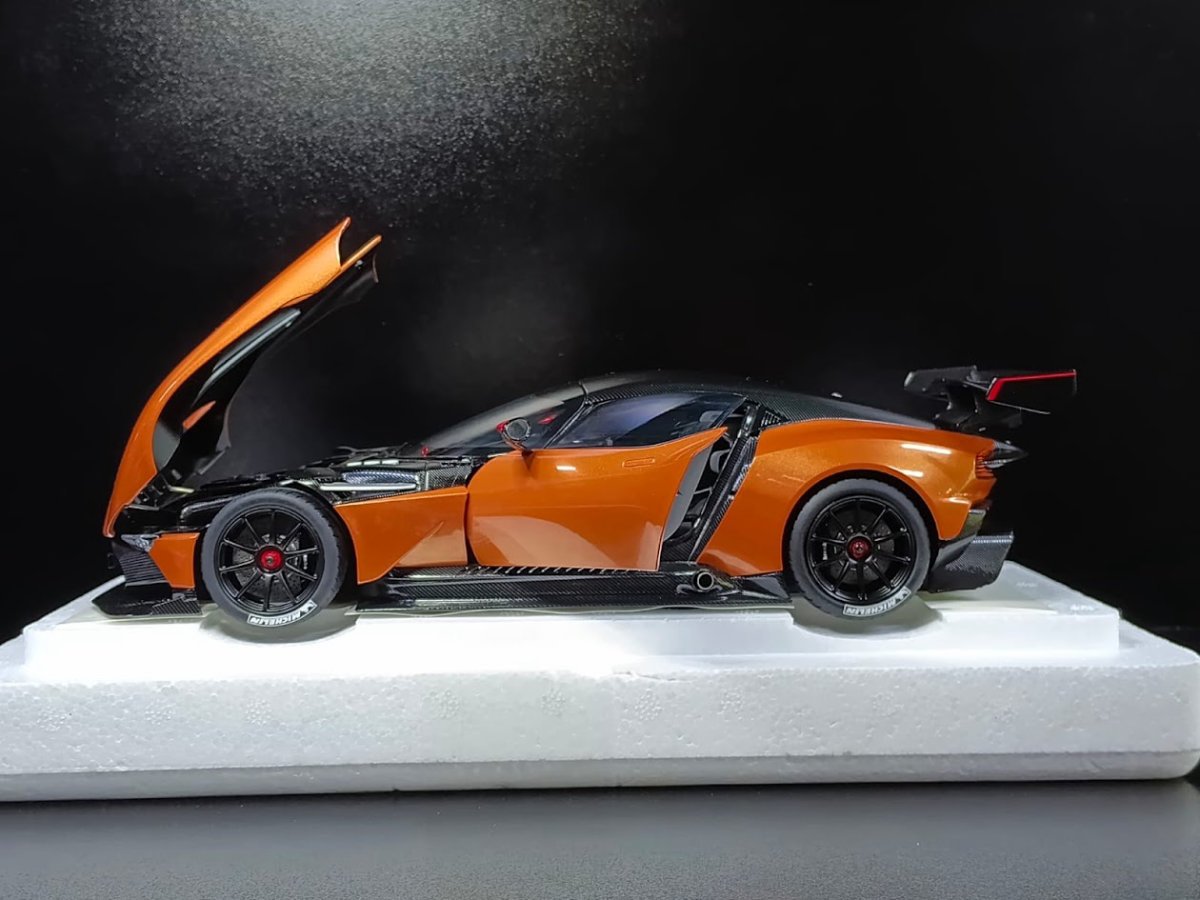 Aston Martin Vulcan AutoArt 1:18
